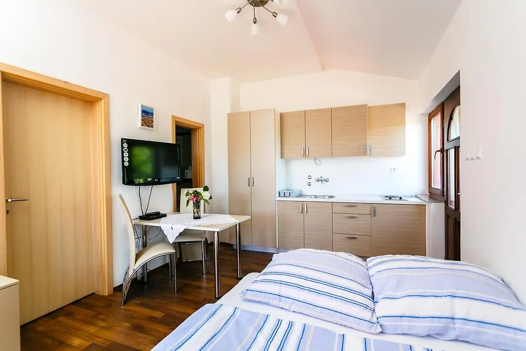 Apartments Josip Pinezici